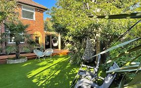 Luxury Oriental Home With Exotic Garden & Free Parking